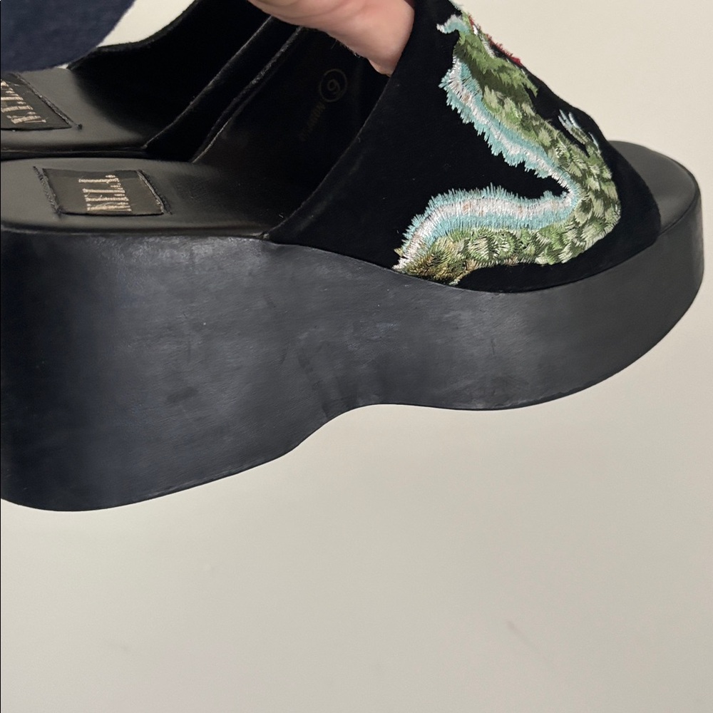 Vintage N.Y.L.A Dragon Embroidery Platforms - Picture 8 of 17